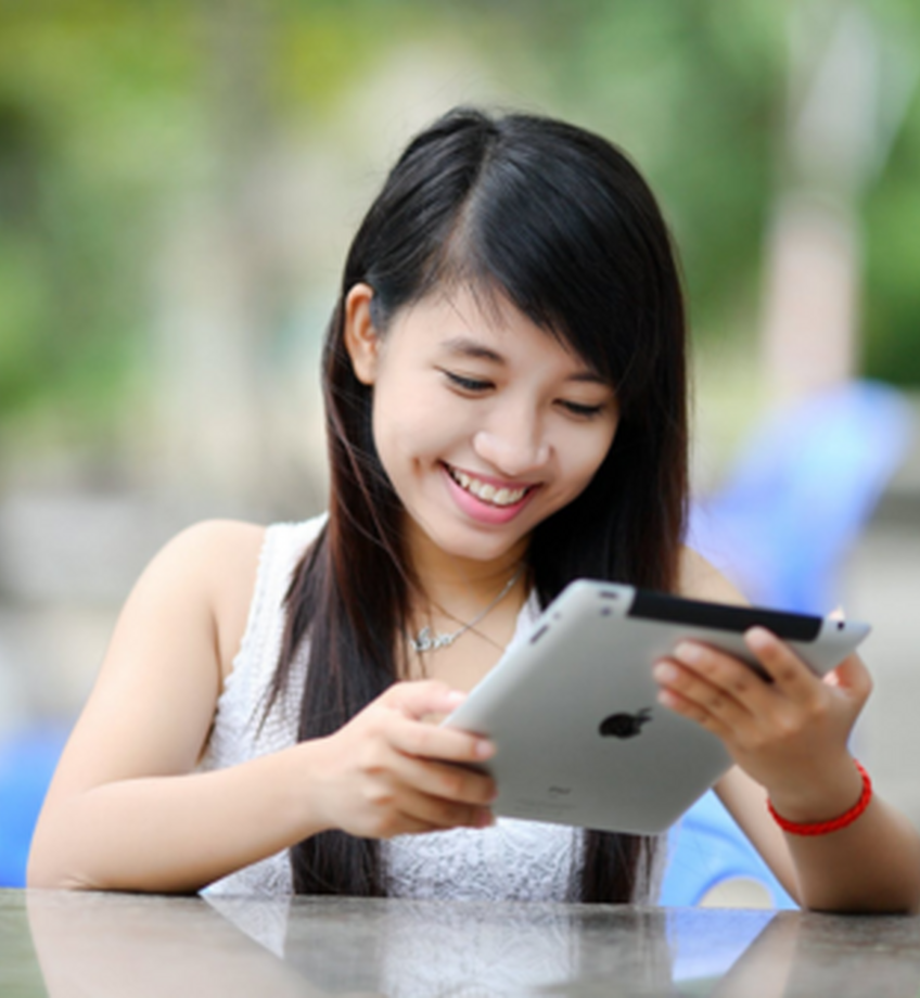 Glimlachende studente met tablet in de handen