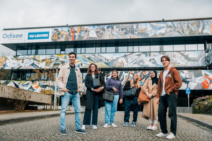 Studenten op de campus.