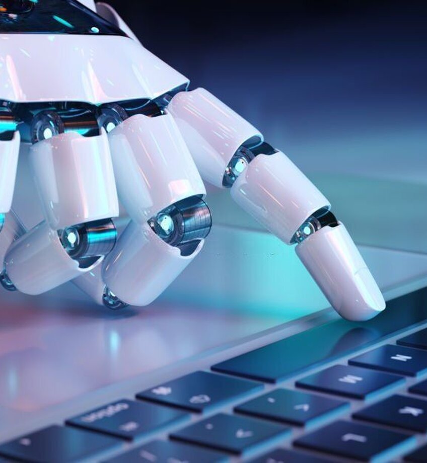 Robothand bedient toetsenbord van computer