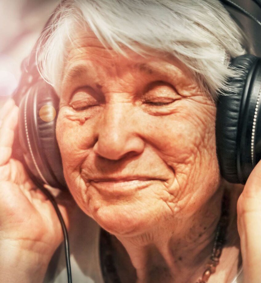 Oudere vrouw met hoofdtelefoon